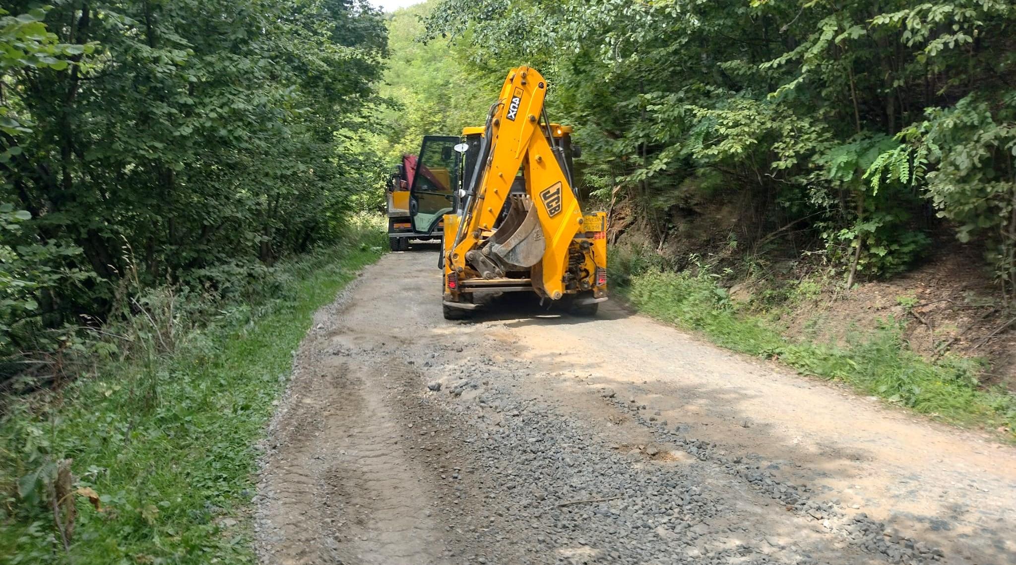 Lucrări ample de întreținere pe un important drum din zona de munte