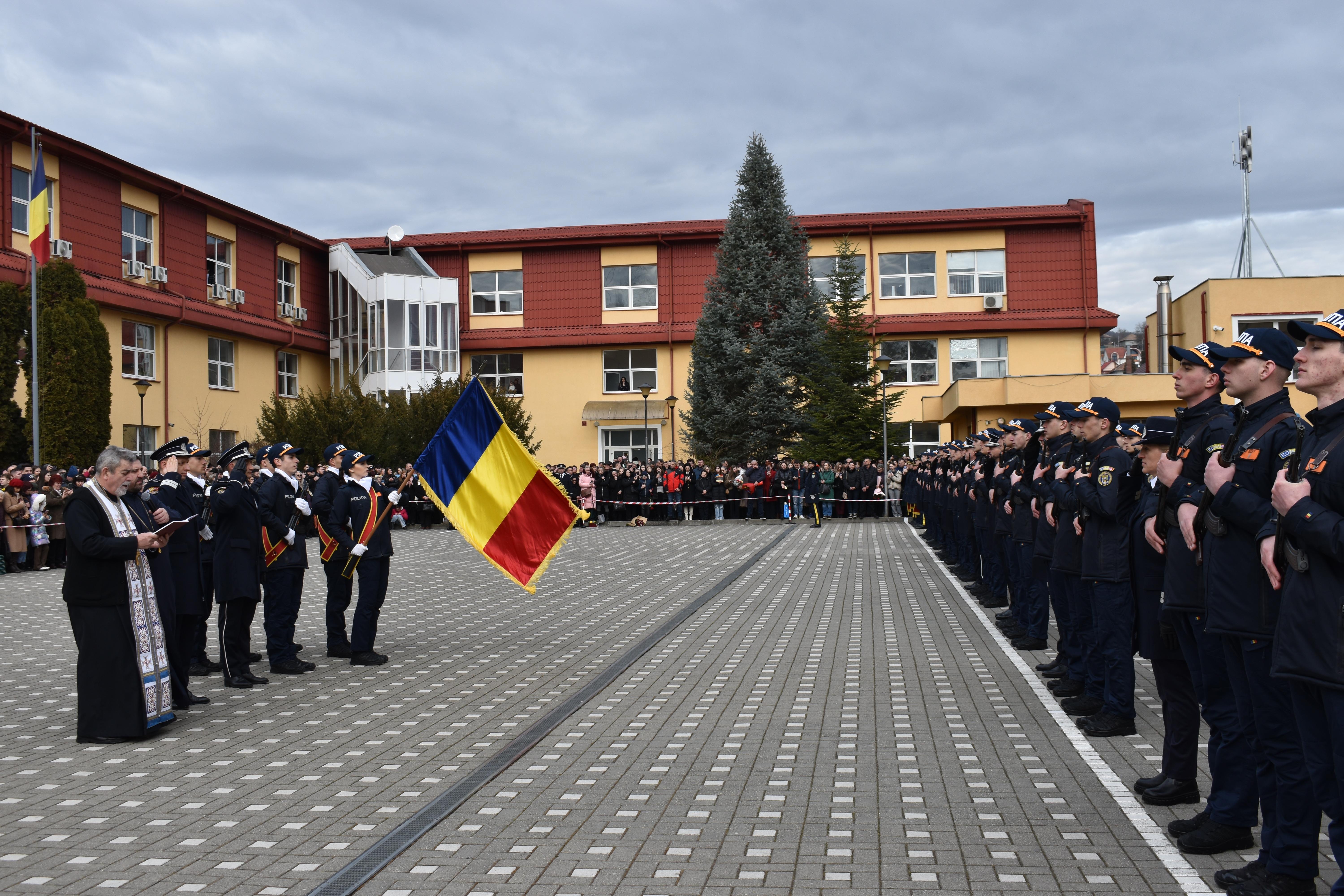 Aproape 300 de elevi ai Şcolii de Agenţi de Poliţie din Cluj au depus jurământul militar