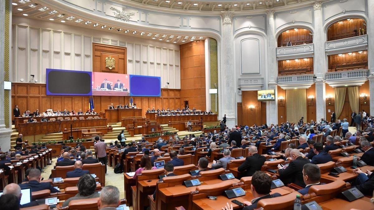 Moţiunea de cenzură a fost prezentată Parlament; dezbatere şi vot - luni