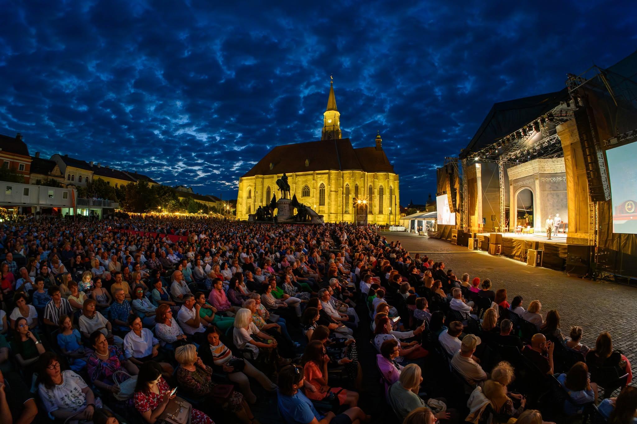 Spectacole în premieră la Opera Aperta 10: de pe platforma avioanelor, pe scene urbane, alături de sute de artiști