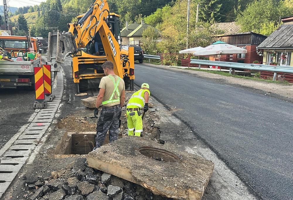 Lucrări de întreținere pe drumul Răchițele – Doda Pilii, unul dintre cele mai spectaculoase din zona de munte