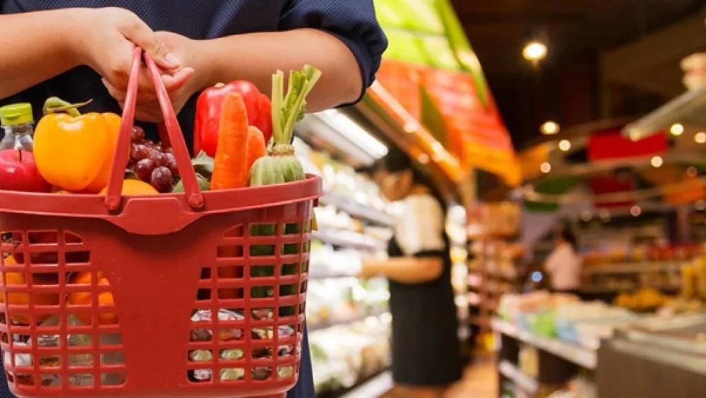 Plafonarea adaosului comercial pentru alimentele de bază, prelungită până la finalul anului