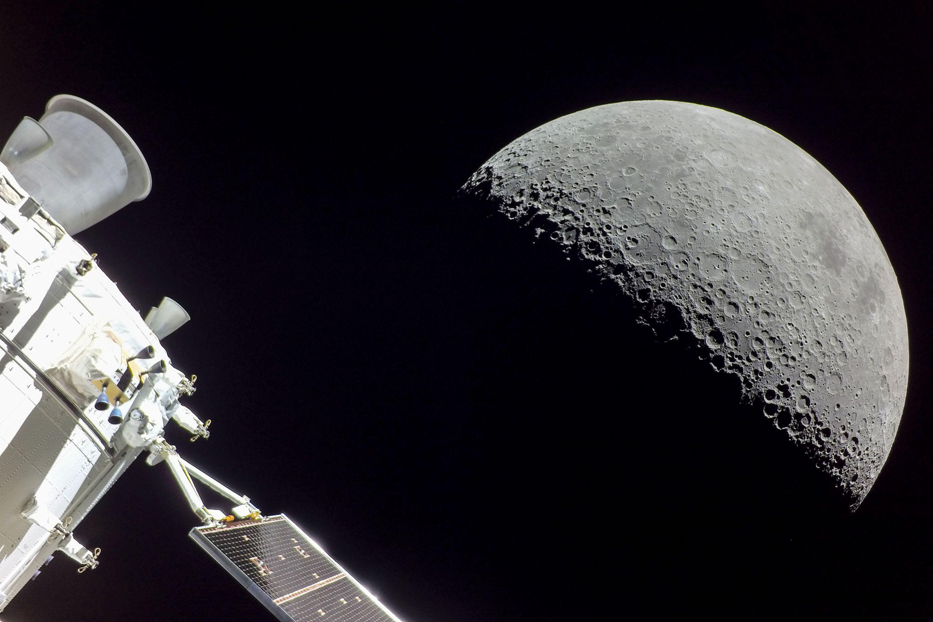 Artemis 2: Capsula Orion va survola, luni, Luna