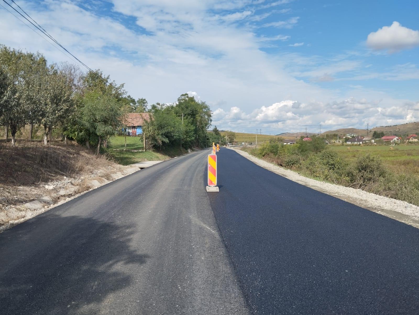 Lucrări de asfaltare pe un drum din judeţul Cluj. Se repară şi cinci poduri 
