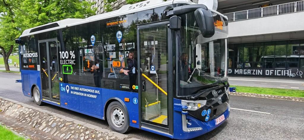 Autobuz autonom testat, în premieră, la Cluj. Emil Boc: ”Viitorul circulă prin Cluj-Napoca, fără șofer dar cu viziune”