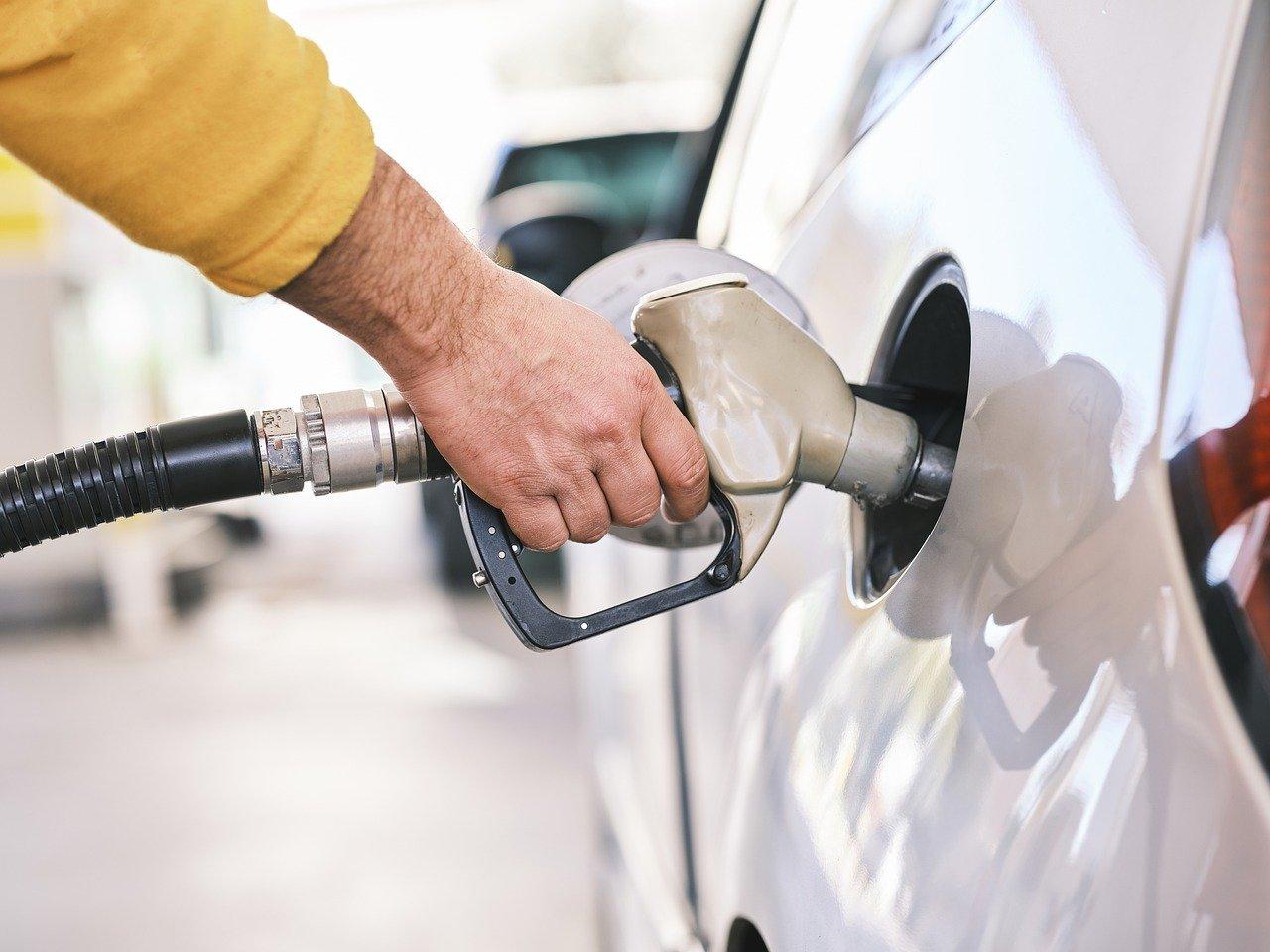 Guvernul ar putea reveni la compensarea cu 50 de bani a prețului carburanților