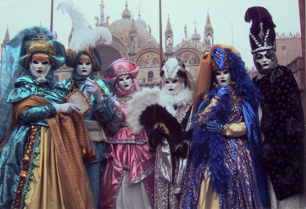 Descoperă magia Carnavalului de la Veneţia Zboruri directe de pe