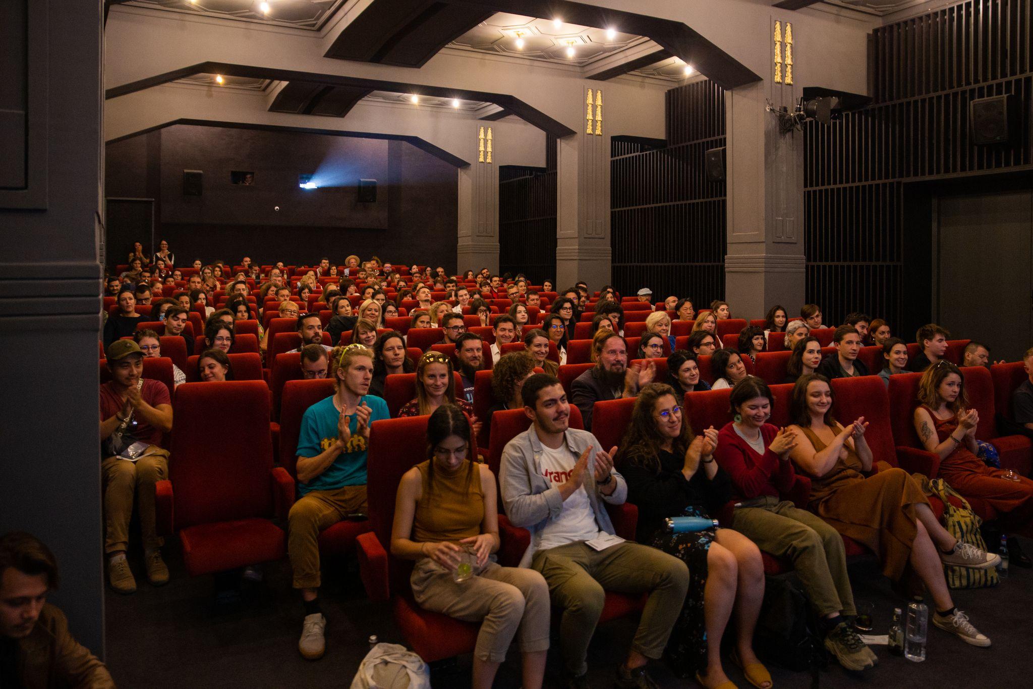 Românii cheltuie mai mulţi bani la cinema