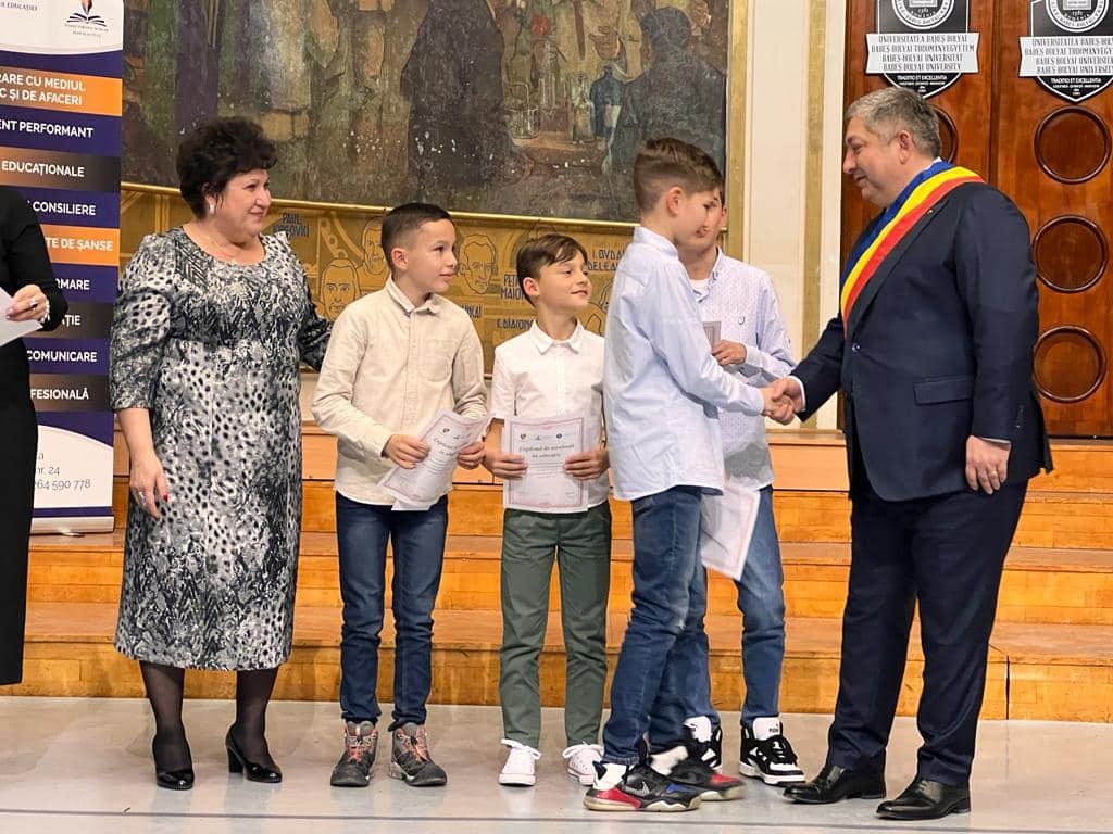CJ îi va premia pe elevii cu media 10 la Evaluarea Naţională