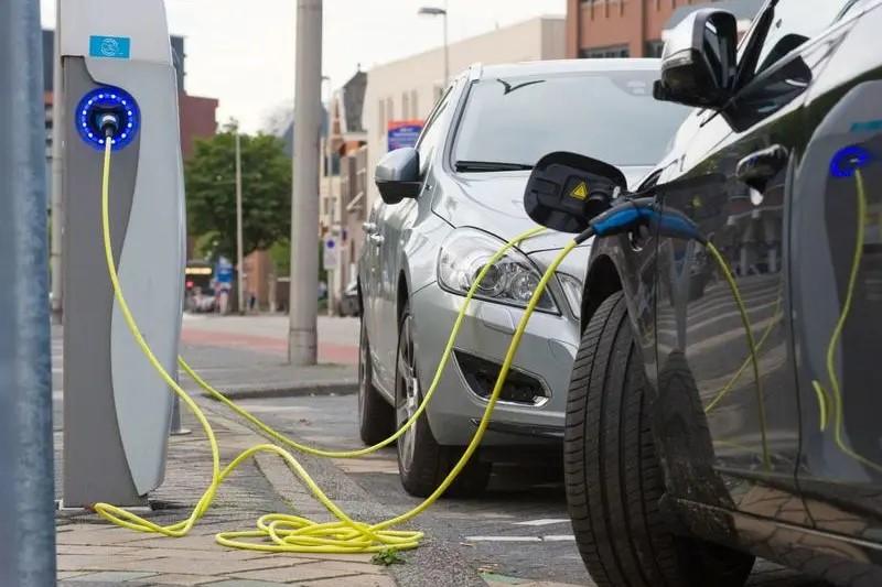 Maşinile hibride electrice noi mai multe decât cele alimentate cu benzină pe piaţa auto din UE