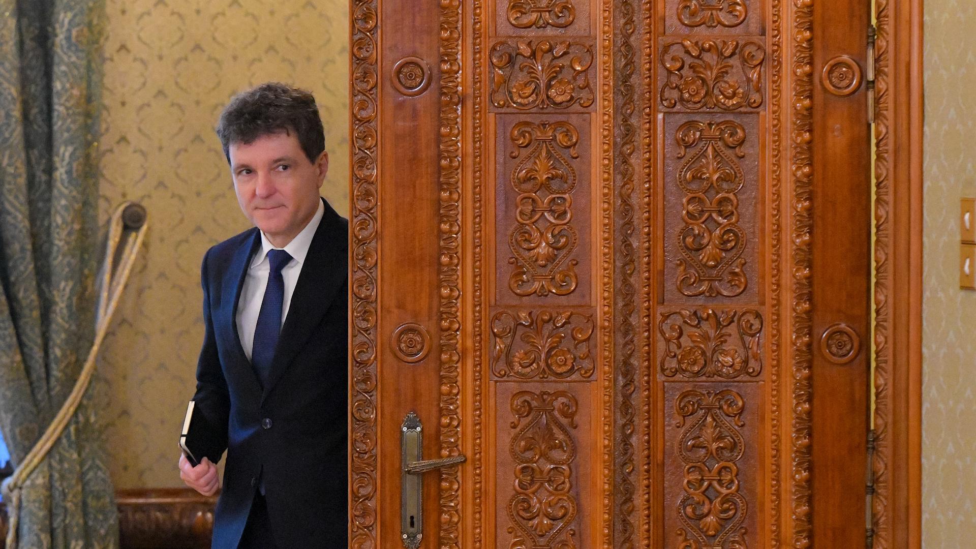 Luni - consultări la Cotroceni pentru un nou candidat la funcţia de premier