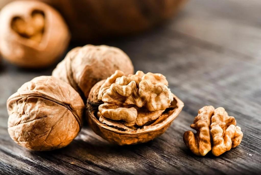 Studiu: Dieta bazată pe fructe, legume şi nuci previne milioane de decese
