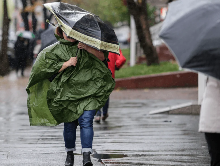 Vânt şi ploi în întreaga ţară, până marţi dimineaţa, și ninsori la munte