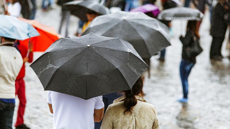Informare de vreme rece, averse şi vijelii în întreaga ţară, până duminică