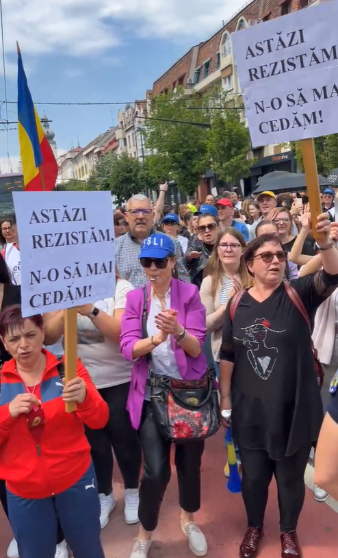 Profesorii au protestat în faţa Prefecturii Cluj: “Vrem respect”
