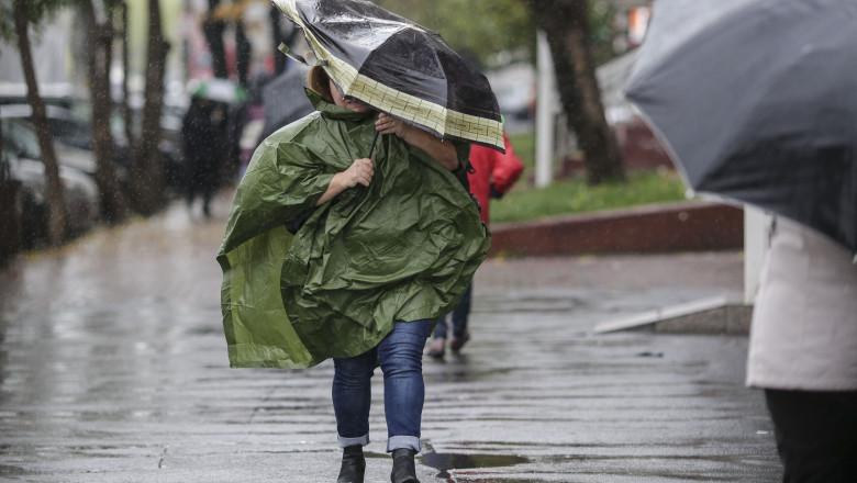Cod galben de vânt puternic în 24 de judeţe, luni. Răcire a vremii, până joi 