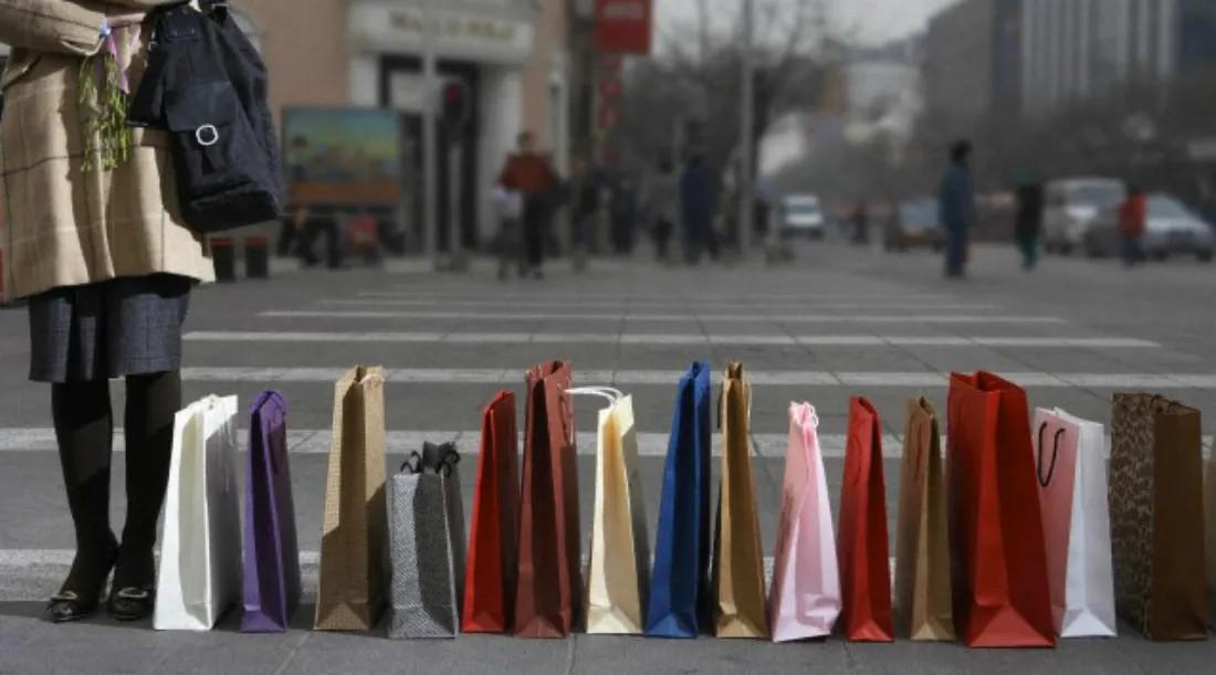 Opt din 10 români fac cumpărături impulsive; jumătate se scuză cu preţurile 