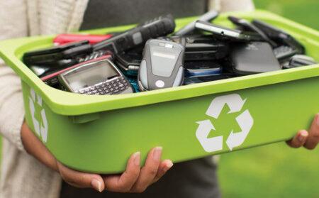 Cea mai mare parte a românilor păstrează telefoane mobile vechi, încărcătoare şi cabluri