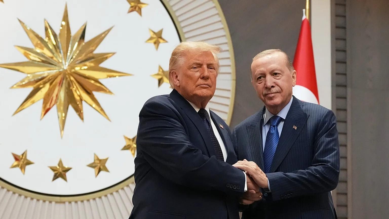 Trump atacă NATO pe toate fronturile în timpul summitului Alianţei şi anunţă că acordul cu Iranul nu mai e valabil