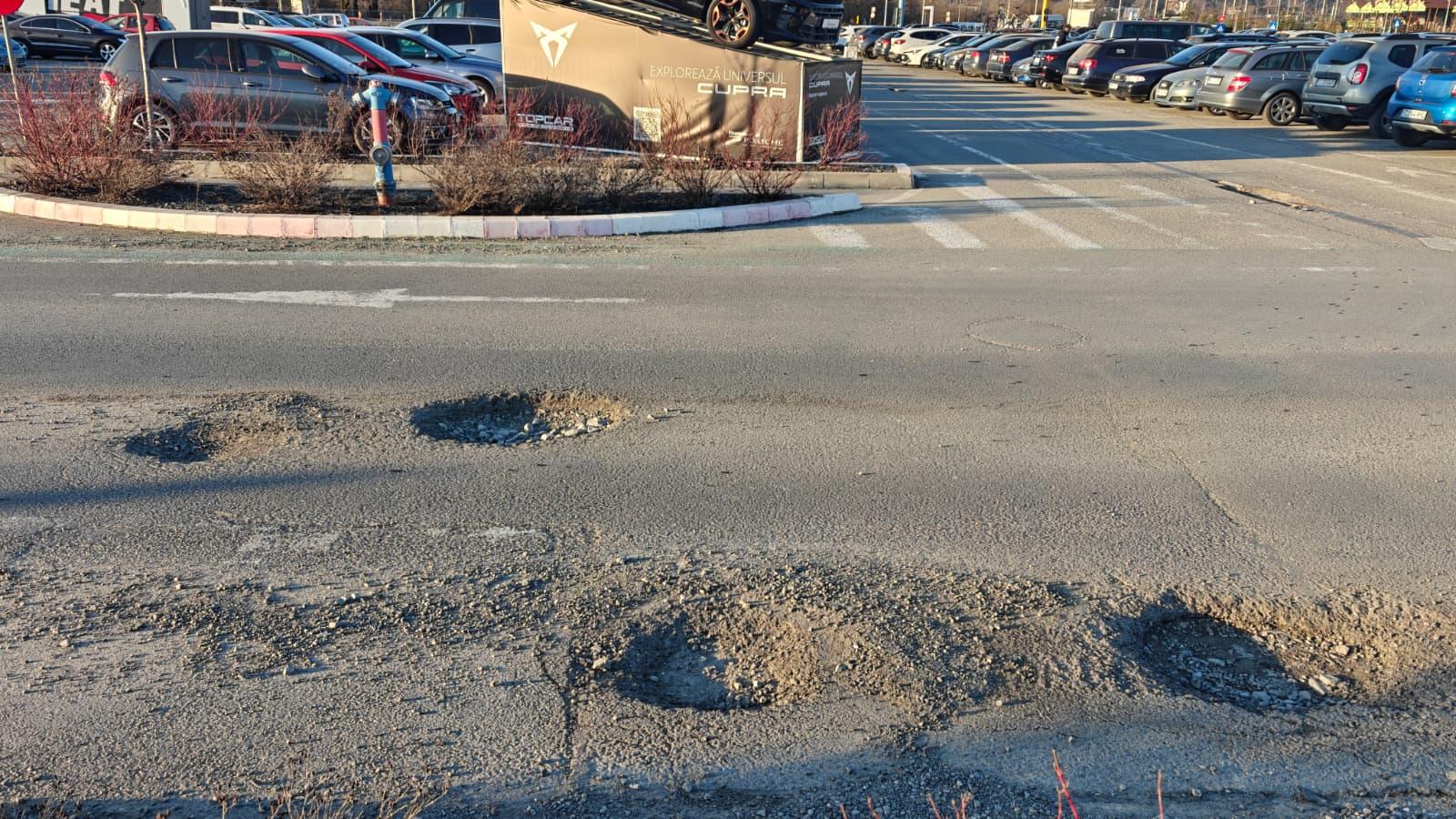 Parcarea de la VIVO Cluj arată ca după război