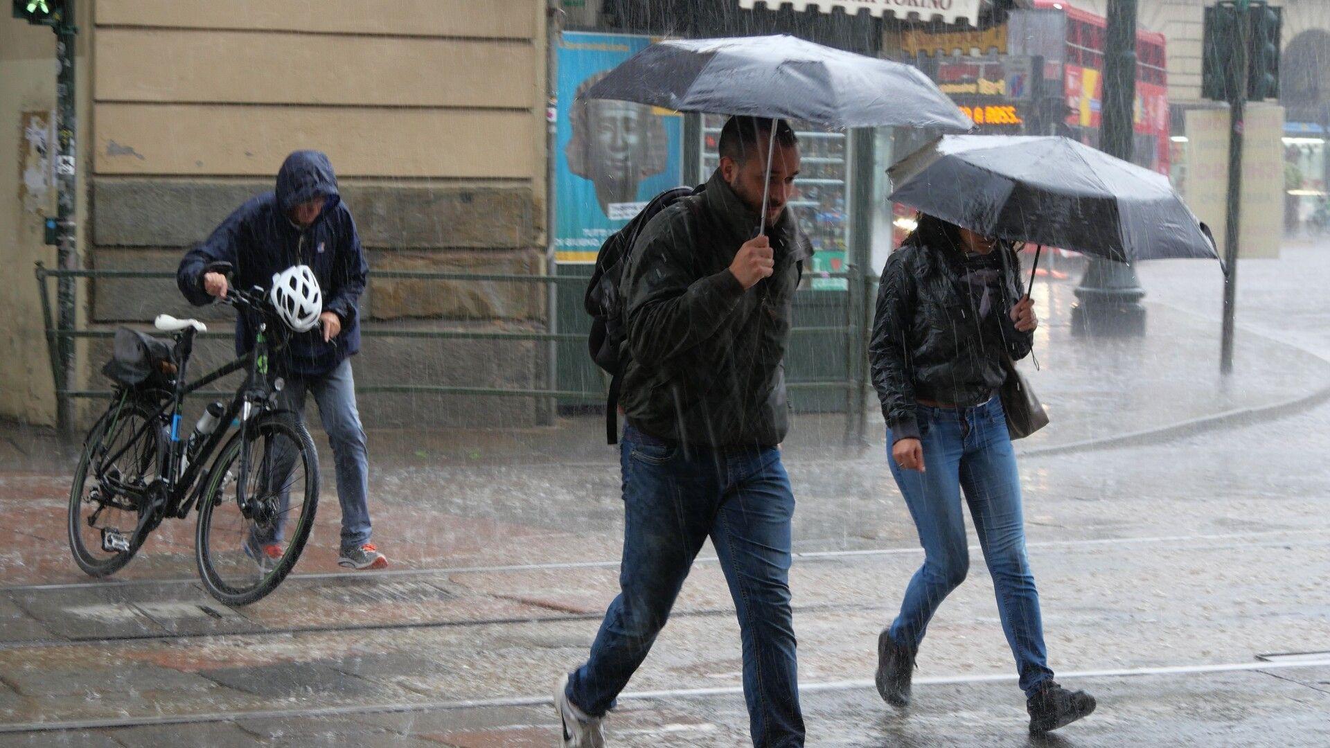 Vreme rece, precipitaţii şi intensificări ale vântului în întreaga ţară, până sâmbătă